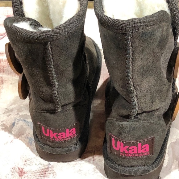 Ukala Suede and sheepskin lined boots. - Picture 5 of 8